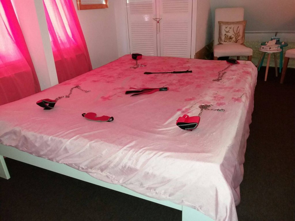Op de foto zie je een bed met SM speeltjes. Je kan deze SM kamer huren.