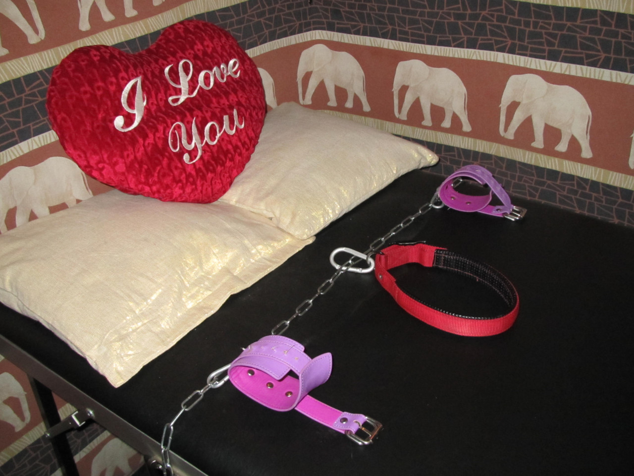 Op de foto zie je een bed met SM speeltjes. Je kan deze SM kamer huren.