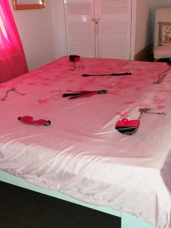 Op de foto zie je een bed met SM speeltjes. Je kan deze SM kamer huren.